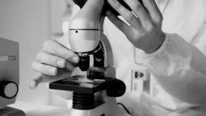 Microcarcinome papillaire thyroïdien ≤ 1 cm : chirurgie immédiate ou surveillance active ? Critères de décision selon les recommandations ATA 2025 et SFE-AFCE-SFMN 2022