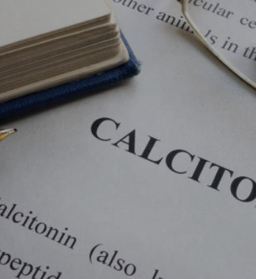 Calcitonine élevée sur une prise de sang : faut-il s&rsquo;inquiéter ? Causes, interprétation et conduite à tenir